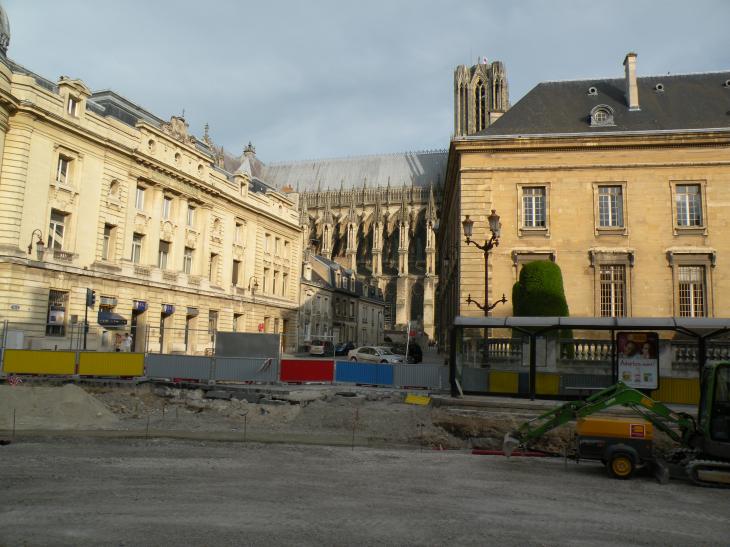  immeubles et cathédrale, vus depuis la rue Carnot